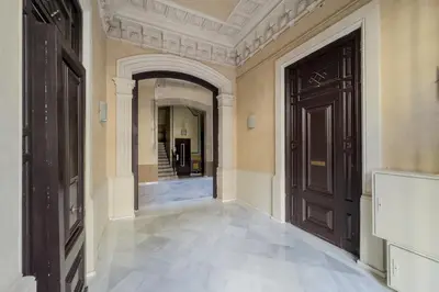 an empty hallway with two doors and a mirror at Precioso apartamento en Rambla Cataluña 35 in Barcelona