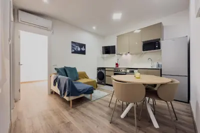 a kitchen and dining room with a table and chairs at Precioso apartamento en Ronda Sant Pau in Barcelona