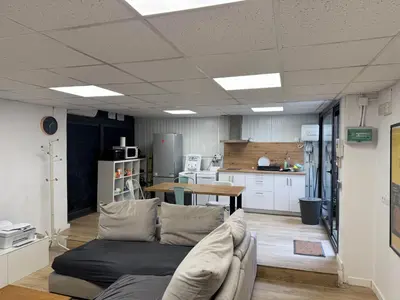 a living room with a couch and a kitchen at Apartamento 3 habitaciones con piscina in Sant Cugat del Vallès