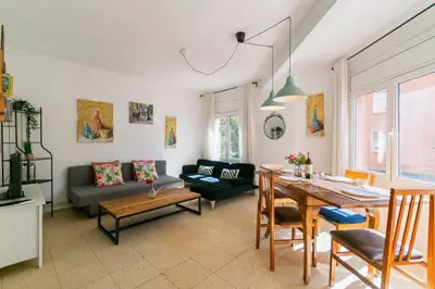 a living room with a table and a couch at 1º Apartamento 3 hab 15' Barcelona centro 8' Playa in Sant Adria de Besos