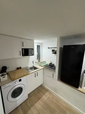 a kitchen with a sink and a washing machine at Apartamento a 5 minutos de Sitges in Sant Pere de Ribes