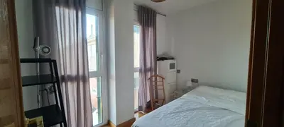 a bedroom with a bed and a large window at Alojamiento luminoso y bien ubicado en Terrassa Barcelona in Terrassa