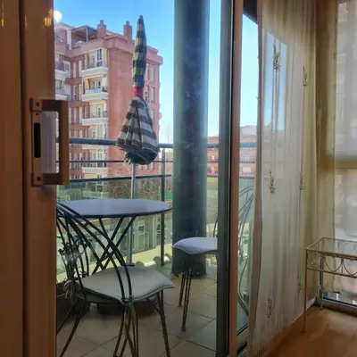 a balcony with a table and chairs and an umbrella at Alojamiento luminoso y bien ubicado en Terrassa Barcelona in Terrassa