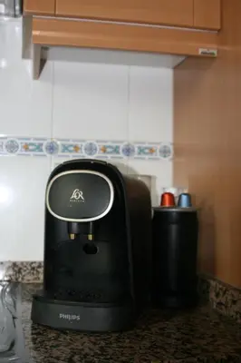 a black appliance sitting on top of a kitchen counter at Alojamiento luminoso y bien ubicado en Terrassa Barcelona in Terrassa