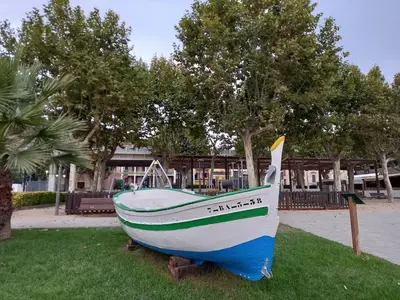 a boat sitting on the grass in a park at Vistas al mar y garaje cerca de BCN in Sant Vicenç de Montalt
