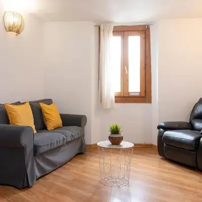 32ARA1086 - Newly refurbished 3BR flat