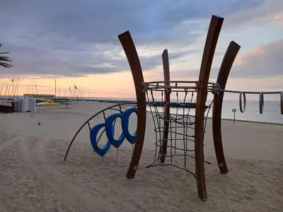 a frisbee golf hoop on the beach at Oasis cerca de Barcelona in Sant Vicenç de Montalt