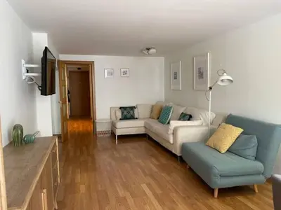 a living room with a couch and a chair at Apartamento con jardín cerca playa y a 15 min de Plaza Catalunya en tren in Sant Adria de Besos