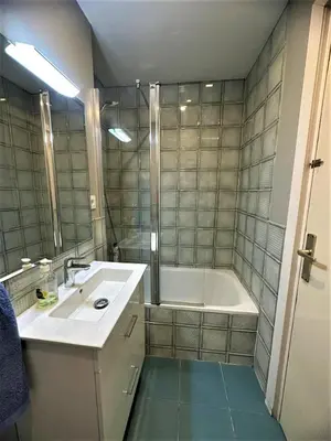 a bathroom with a sink and a bath tub at Acogedoras habitaciones Sepulveda in Barcelona