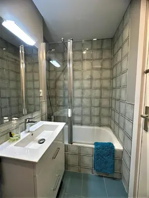 a bathroom with a sink and a bath tub at Acogedoras habitaciones Sepulveda in Barcelona