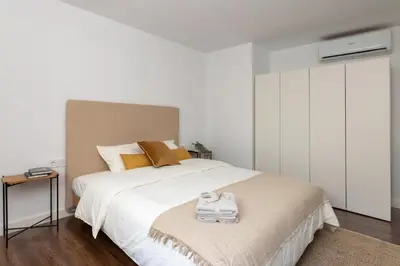 a washing machine and a dryer in a room at Sunshine Studios Portside Gothic in Barcelona