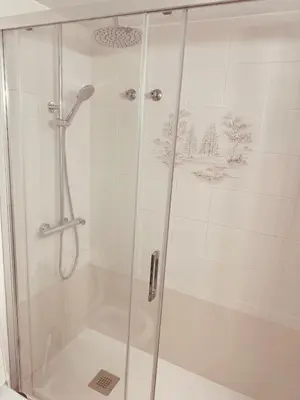 a shower with a glass door in a bathroom at Apartamento en 1ª línea con vistas al mar cerca de Barcelona in Pineda de Mar