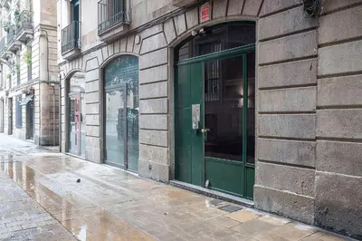 a green door on the side of a building at OLA LIVING - MT - Aire 1 in Barcelona