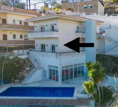 an aerial view of a large building with a black arrow at Vila Viva Mundo in San Cipriano de Vallalta