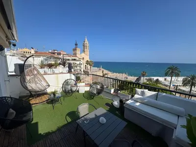 a balcony with a table and chairs and the ocean at Frente al mar con Terraza - Sitges in Sitges