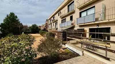a building with a bench next to a building at Apartamento independiente con jardín in Terrassa