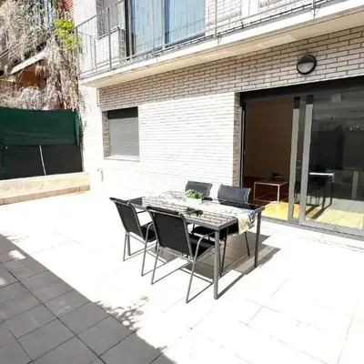 Apartamento independiente con jardín