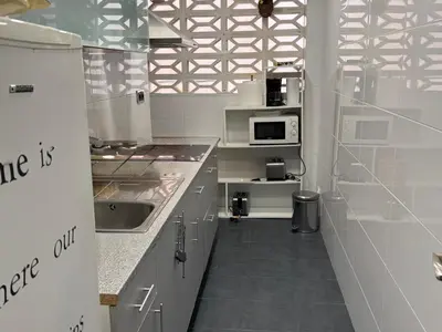 a kitchen with a sink and a microwave at Apartamento Pineda de Mar en Primera Línea in Pineda de Mar