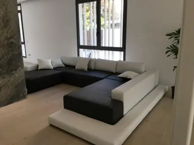 a living room with a black and white couch at Casa de lujo en Gavá mar in Gavà