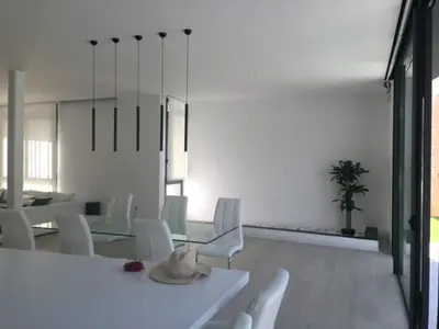 a white dining room with a hat on a table at Casa de lujo en Gavá mar in Gavà