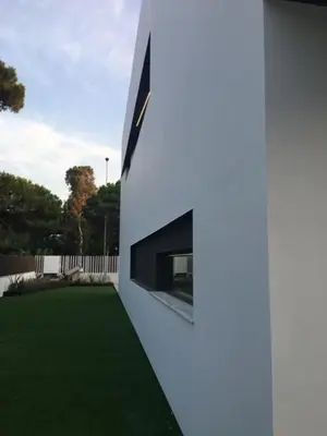 a white wall with a television on the side of a house at Casa de lujo en Gavá mar in Gavà