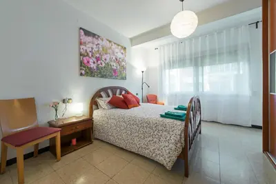a bedroom with a bed and a table and a chair at 2º Apartamento 3 hab 15' Barcelona centro y 8' Playa caminando in Sant Adria de Besos