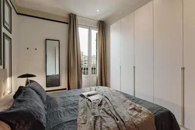 a dining room and living room with a table and chairs at Mavi - 2 bedrooms and balcony in Eixample Dreta in Barcelona