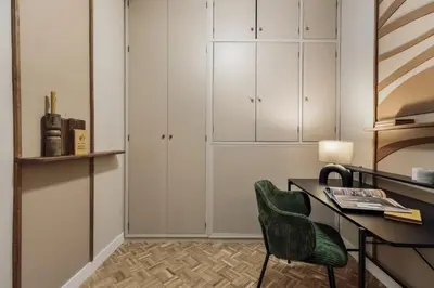 a bedroom with a large bed in a room at Cahuita - 2 bedrooms and office in Sants in Barcelona