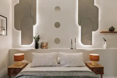 a desk in a bedroom with a bed and a lamp at Cumulus - 2 bedrooms and balcony in Vila de Gràcia in Barcelona