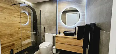 a bathroom with a toilet and a sink and a mirror at 2 apartamentos juntos ideal grupos cerca Barcelona in Badalona