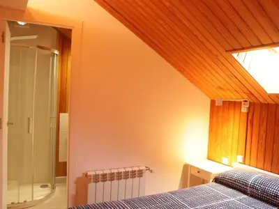 a bedroom with a bed and a glass shower at Winahost Loft en casa compartida en Cabrils in Cabrils