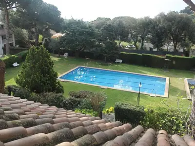a swimming pool in the yard of a house at Winahost Loft en casa compartida en Cabrils in Cabrils