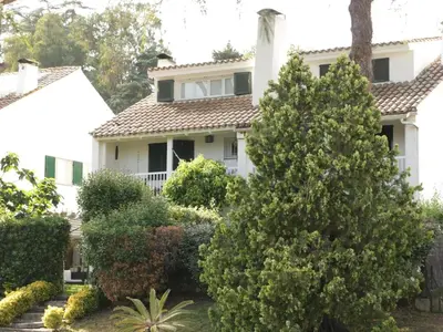 a white house with a tree in front of it at Winahost Loft en casa compartida en Cabrils in Cabrils