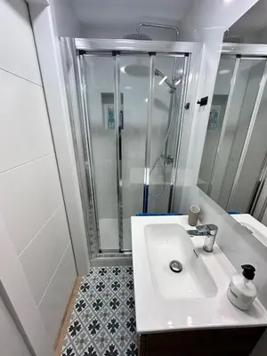 a bathroom with a sink and a shower at Habitación premium in Vilanova i la Geltrú