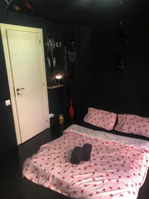 a bedroom with two beds with pink sheets at Piso para pareja in Barcelona