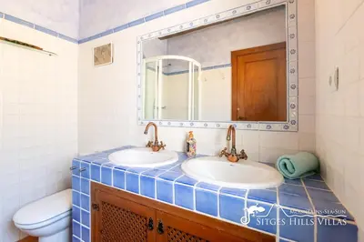 a bathroom with two sinks and a mirror at Charming Villa Tamarindo in Olivella