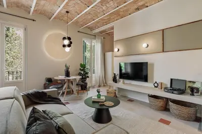 a bedroom with a large bed in a room at Yaki - 2 bedrooms and balcony in Eixample Dreta in Barcelona