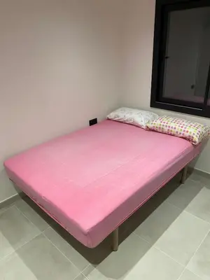 a large pink bed in a room at Habitación Grande en Apartamento Compartido in Sant Boi del Llobregat