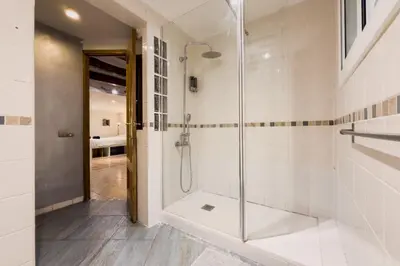 a bathroom with a shower with a glass door at Casa en Barcelona in Barcelona
