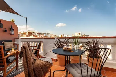 a bedroom with a bed and a desk with a chair at Hassi - 2 bedrooms and terrace in Gràcia in Barcelona