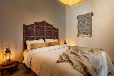 a living room with a couch and a desk at Hegra - 2 bedrooms, balcony in Eixample Esquerra in Barcelona