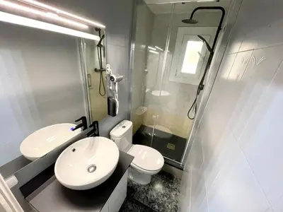 a bathroom with a sink and a toilet and a shower at Gran apartamento nuevo de 3 Hab, a 1 minuto del metro HBB in Hospitalet de Llobregat