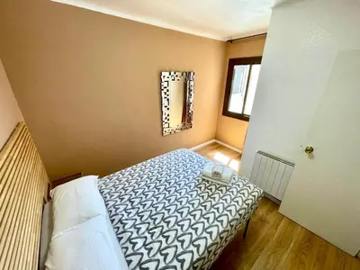 a bedroom with a bed and a window at Gran apartamento nuevo de 3 Hab, a 1 minuto del metro HBB in Hospitalet de Llobregat
