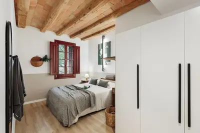 a dining room with a table and chairs at Cadaques - 1 bedroom and balcony in Sant Antoni in Barcelona