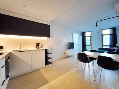 a kitchen and dining room with a table and chairs at Apartamento céntrico, moderno, Terrassa Rambla in Terrassa