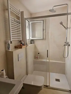 a bathroom with a shower and a toilet and a sink at Apartamento Luminoso en el Centro de Sitges in Sitges