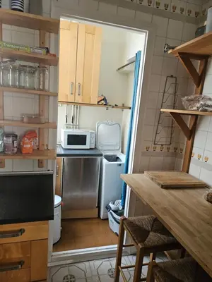 a small kitchen with a sink and a microwave at Apartamento Luminoso en el Centro de Sitges in Sitges