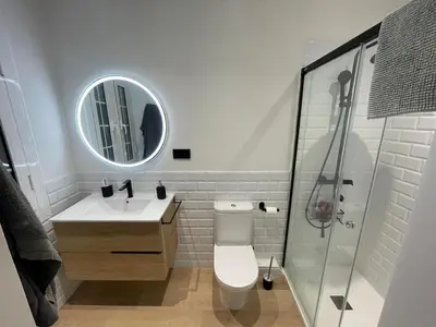a bathroom with a toilet and a sink and a mirror at Habitación Winahost Sant Cugat in Sant Cugat del Vallès