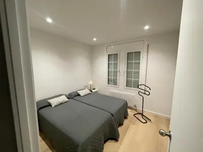 a bedroom with a bed and a window at Habitación Winahost Sant Cugat in Sant Cugat del Vallès