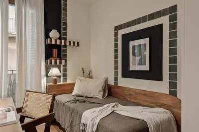 a kitchen and living room with a table and chairs at Mawun - 2 bedrooms in Gràcia in Barcelona